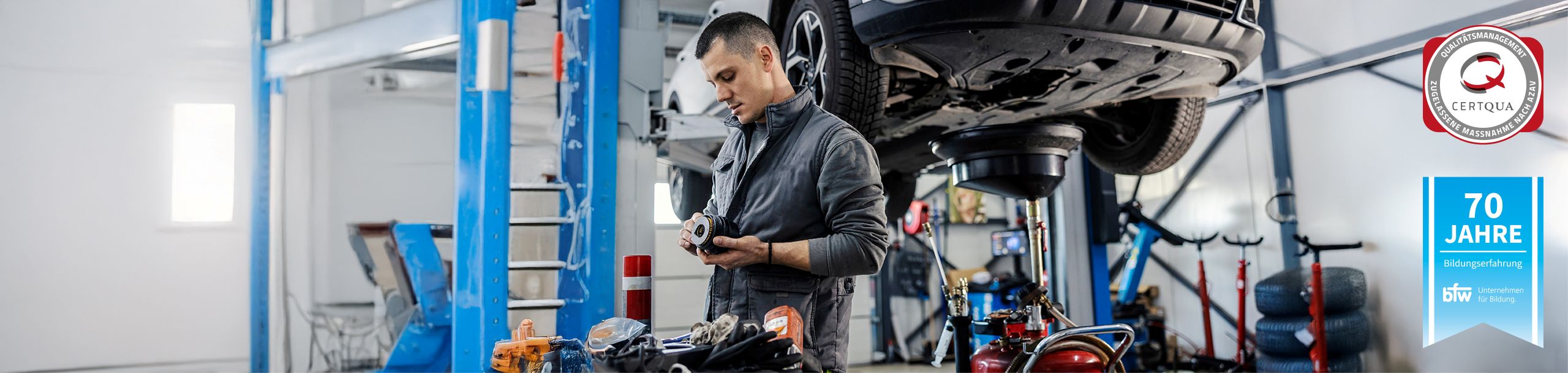 Machen Sie eine Umschulung zum/zur Kfz-Mechatroniker/-in beim bfw.