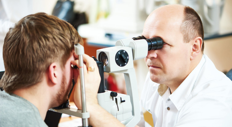 Machen Sie Ihre Aufstiegsfortbildung zum/zur Augenoptiker-Meister/-in beim bfw.