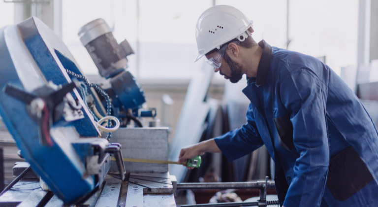 Machen Sie eine Umschulung Fachkraft für Metalltechnik beim bfw.