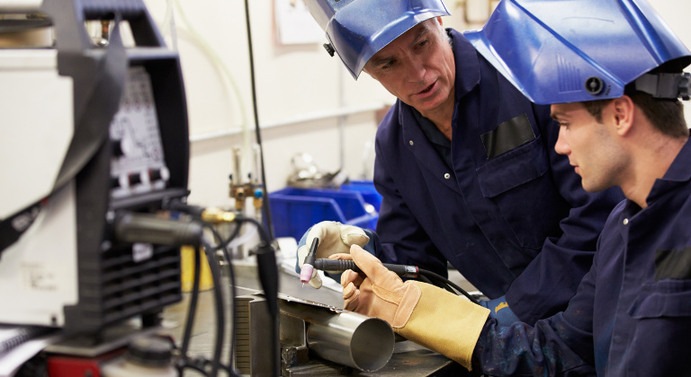 Machen Sie eine Umschulung zum/zur Feinwerkmechaniker/-in beim bfw.