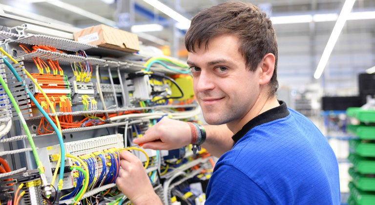 Machen Sie eine Umschulung zum/zur Industrieelektriker/-in beim bfw.