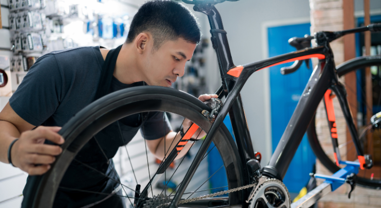 Machen Sie Ihre Umschulung zum/zur Zweiradmechatroniker:in beim bfw