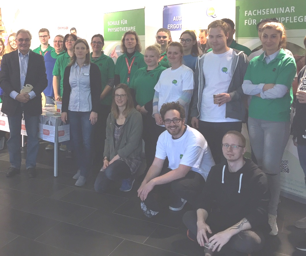 Gruppenbild beim DKMS Tag im Zentrum für Gesundheitsberufe in Bochum 