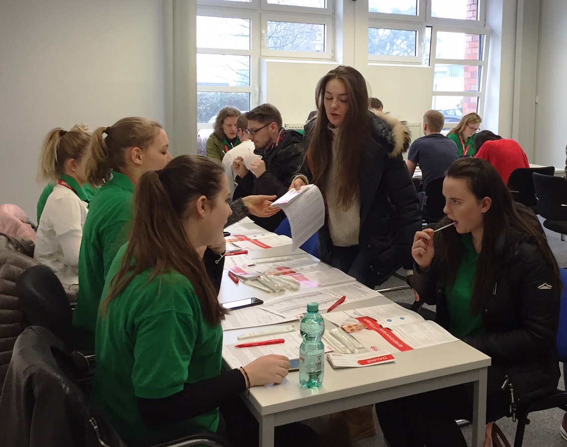 Registrierung beim DKMS Tag im Zentrum für Gesundheitsberufe in Bochum 