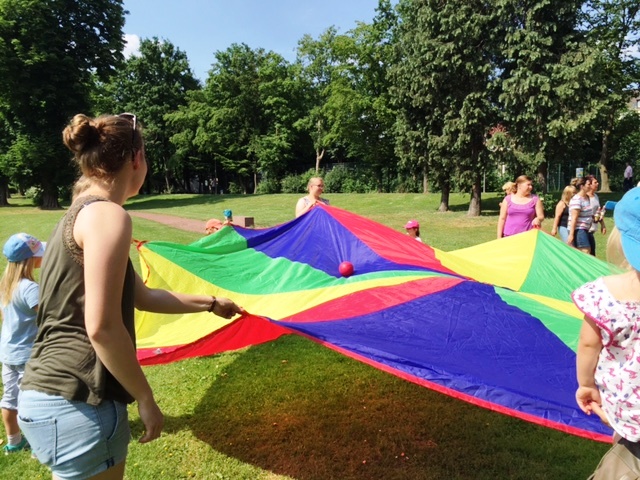 Physiotherapeuten beim Parkfest mit dem Schwungtuch 