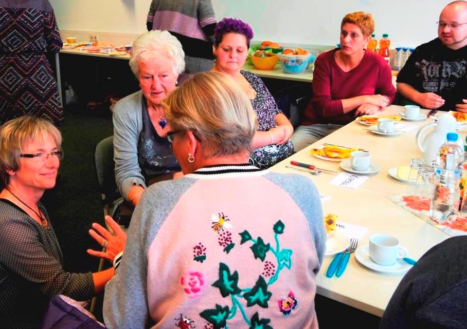 Altenpflegschüler mit Senioren 